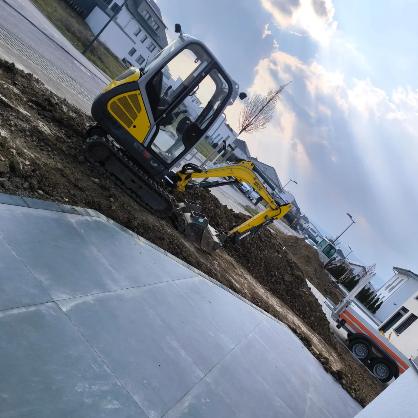Minibagger im Einsatz auf einer Baustelle